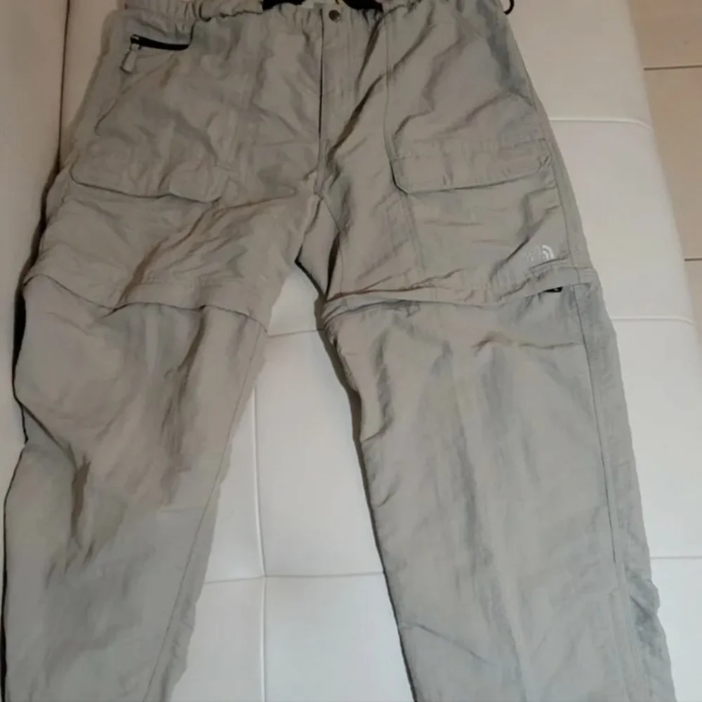 The North Face Tan Flat Utility Tech Pants Shorts Size XLarge.  Detachable